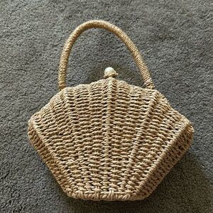 NWT - Rattan Seashell Handbag with Faux Pearl Closure